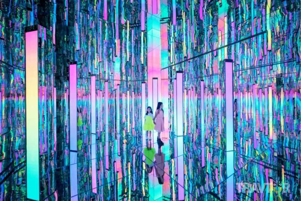 AYA Infinite Mirrored Room